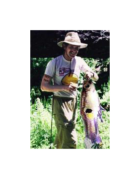 Imagen de David Reznick con un guppy gigante (Poecilia reticulata)
