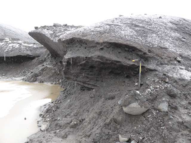 Hielo basal, “facies estratificadas” expuestas. Nótese el uso de piolet como escala. Y sí, estaba nevando, mucho.