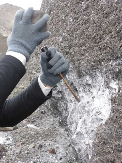 Perfilando con un cincel esterilizado la muestra de hielo a guardar.