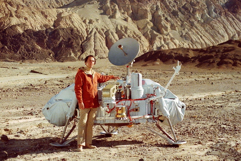 Carl Sagan junto a una réplica de la sonda Viking