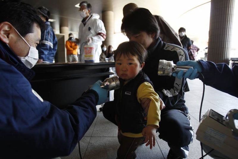 Examen a un niño para detectar sus niveles de radiación.