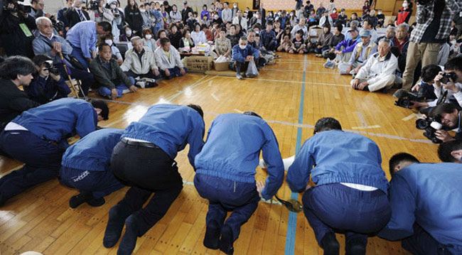 El presidente de TEPCO, empresa dueña de Fukushima Daiichi, se disculpa ante un grupo de residentes evacuados.