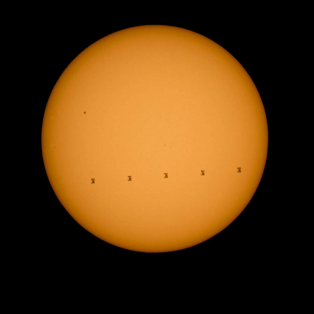 Estación Espacial Internacional transitando al Sol.