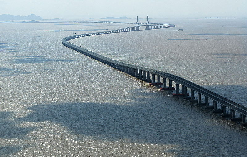 Visión general de un gran tramo del puente. 