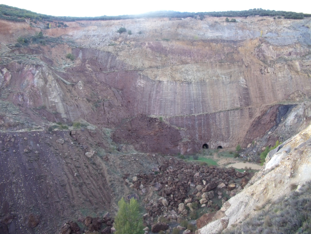 Imagen corta a cielo abierto Ojos Negros. Se ven los dos orificios por donde entraba y salía el mineral para su transporte.