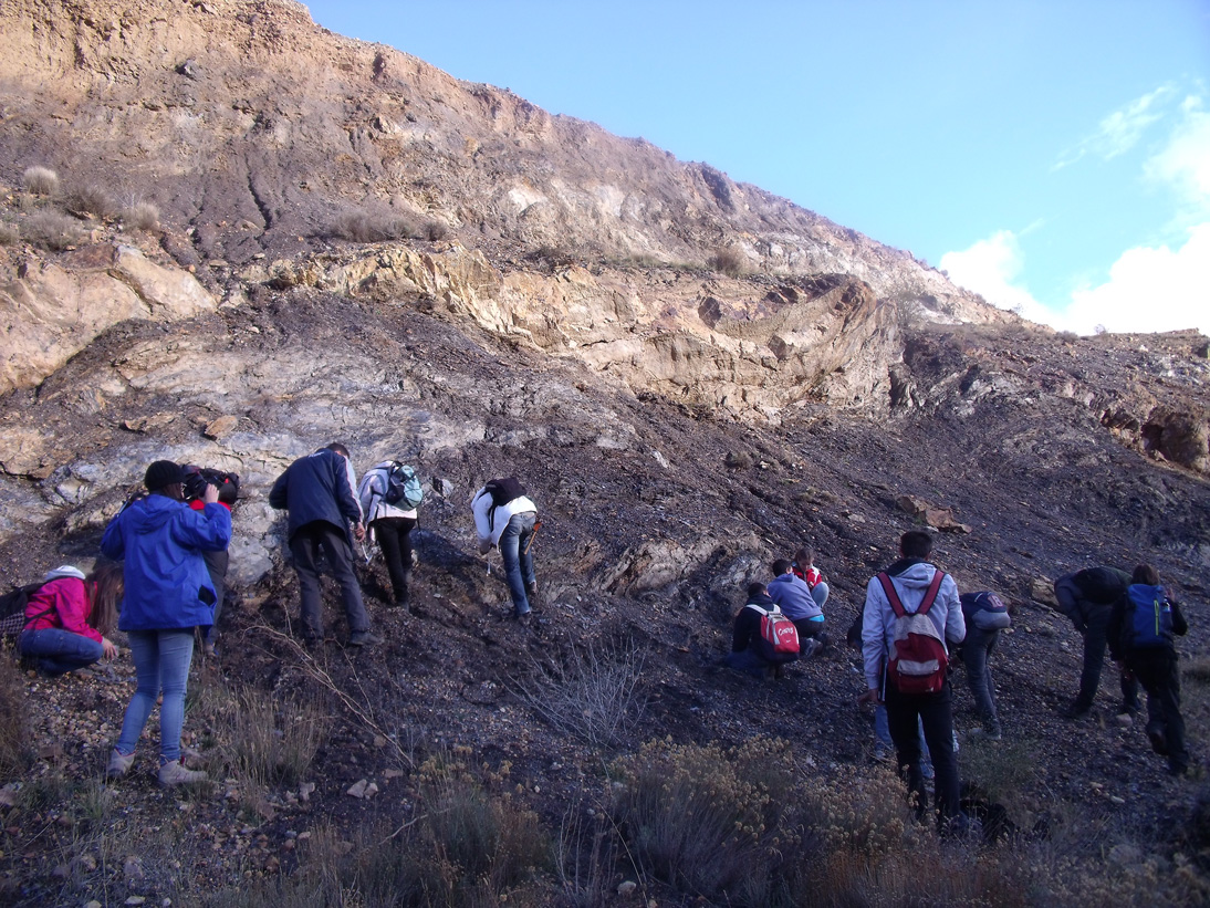 Escombrera de la mina Ojos Negros. Estudiantes de geología revisando el material de la escombrera, que quedó sin tapar, tal cual acabaron los trabajos de extracción. De ahí se ha obtenido mucha información sobre la historia de la mina. En esta zona aparecen graptolites.