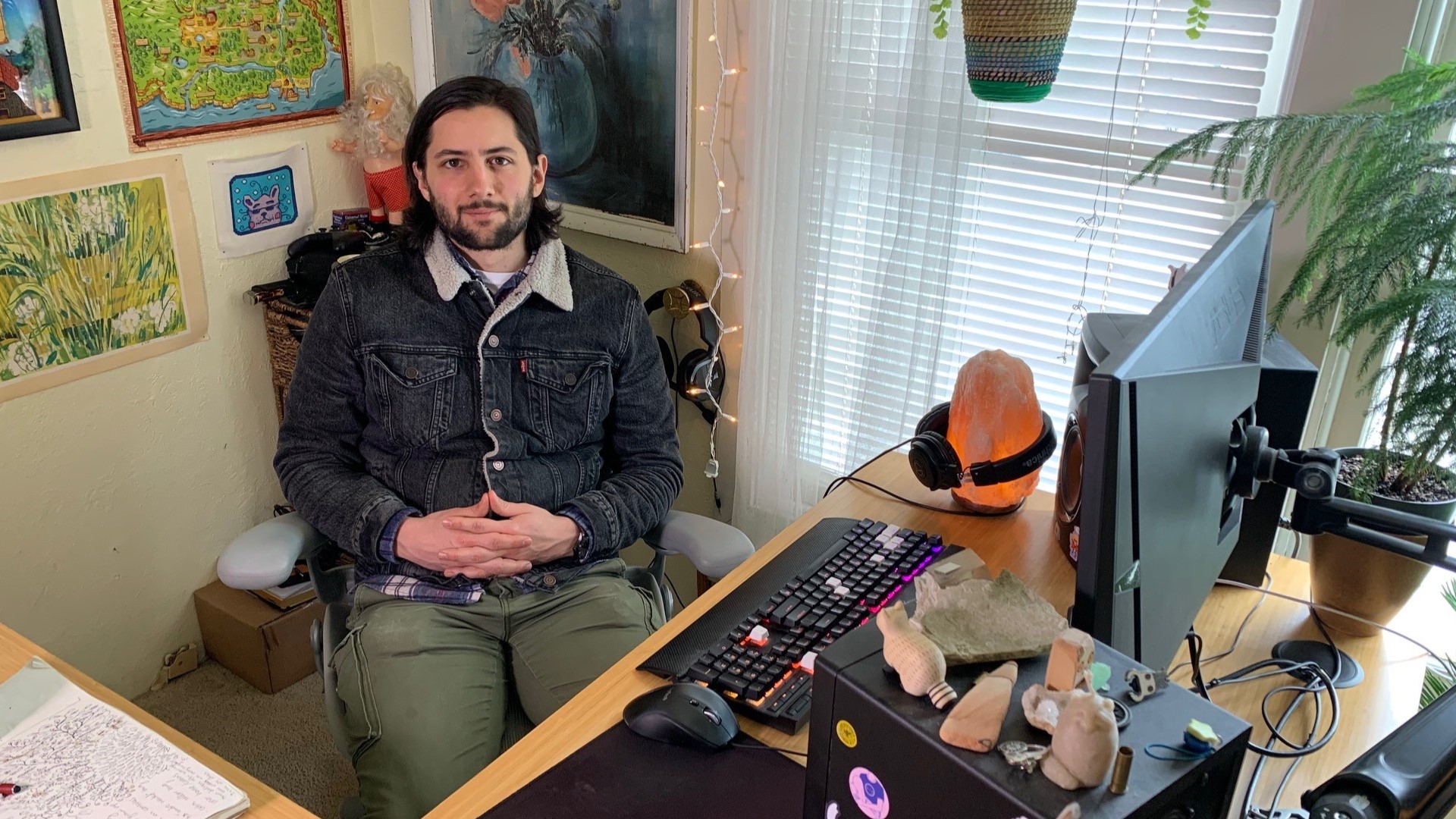 El creador de Stardew Valley, Eric Barone, en la habitación donde desarrolló el juego. King 5