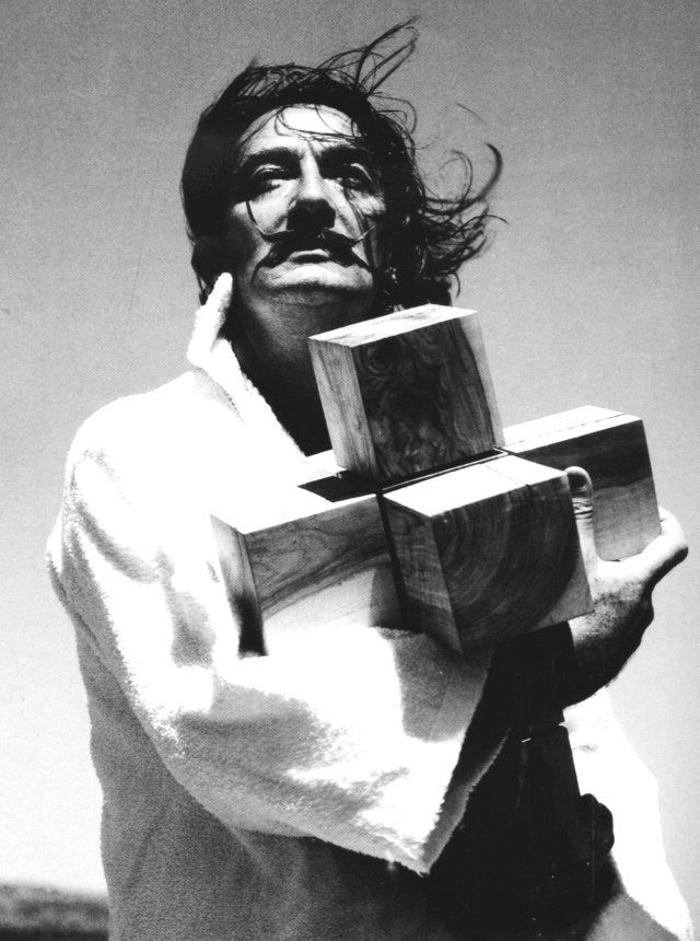 Fotografía de Dalí sujetando un hipercubo o teseracto de madera, que surge de plegar en el espacio ocho cubos de tres dimensiones