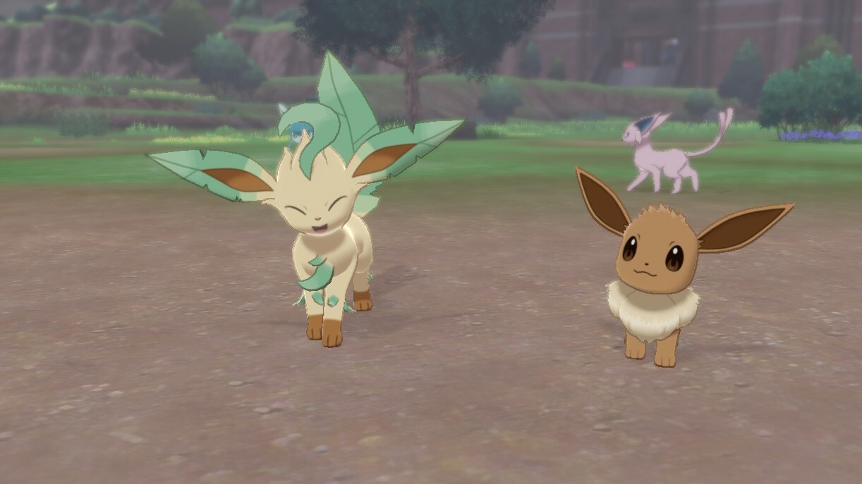 Leafeon (izquierda) mantiene muchos de los rasgos de su pre-evolución, Eevee (derecha), evidenciando su origen.