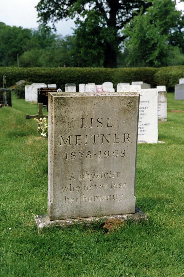 Lápida de Lise Meitner. «A physicist who never lost her humanity». Fotografía del físico exiliado Emilio Segre