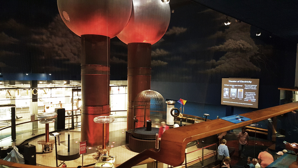 El generador de van de Graaff del Museo de Ciencia de Boston. Esta es la máquina eléctrica más grande del mundo. La columna de la derecha esconde en su interior una cinta de goma que gira a más de tres mil seiscientas veces por minuto generando por rozamiento en las esferas superiores una diferencia de potencial con la base de ¡más de dos millones de voltios! Sin embargo, no puede almacenar más energía que una pila AA.