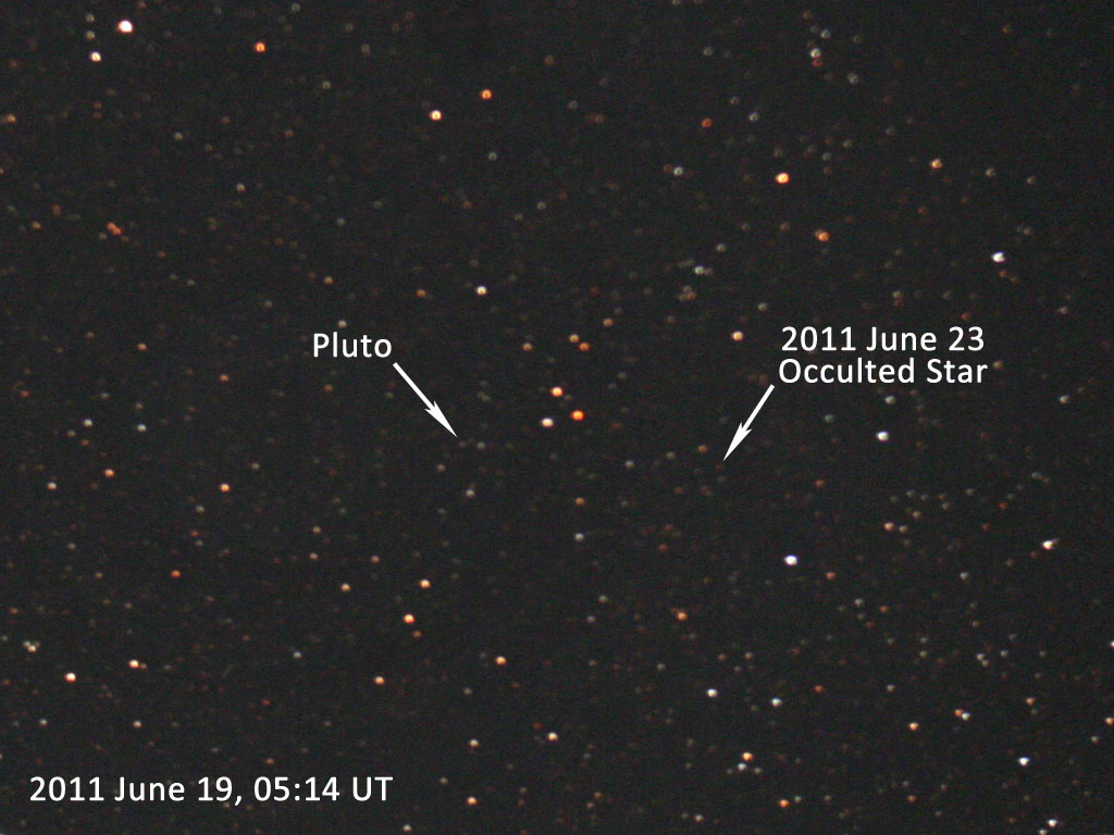 Pluton. Aunque parezcan dos puntos sutiles en un mar de estrellas, el paso de Plutón por delante de una estrella permitió obtener datos únicos sobre su atmósfera (Fuente: Rick Fienberg)