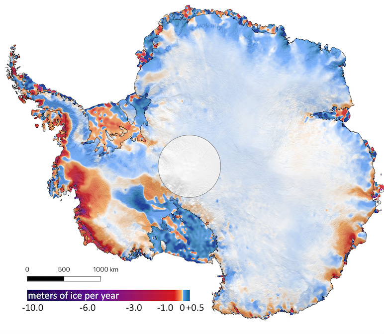 Cambios en las ganancias y pérdidas de hielo en la Antártida entre 2003 y 2019. El hielo perdido en las costas supera las ganancias en la zona interior del continente. El círculo se sitúa sobre el Polo Sur, zona donde no se toman datos. CRÉDITOS: Smith et al. Science 