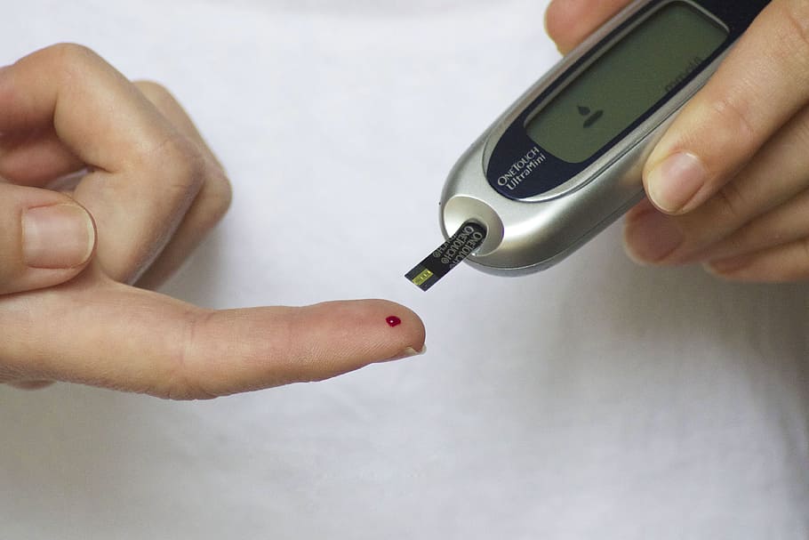 La necesidad de hacer punciones en los dedos para medir la glucemia varias veces al día, puede provocar callos en los dedos y dificultad para obtener muestras de sangre