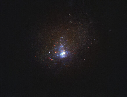Imagen de la galaxia enana Kinman, también conocida como PHL 293B, tomada en 2011  por el Telescopio Espacial Hubble. Créditos: NASA, ESA/Hubble, J. Andrews