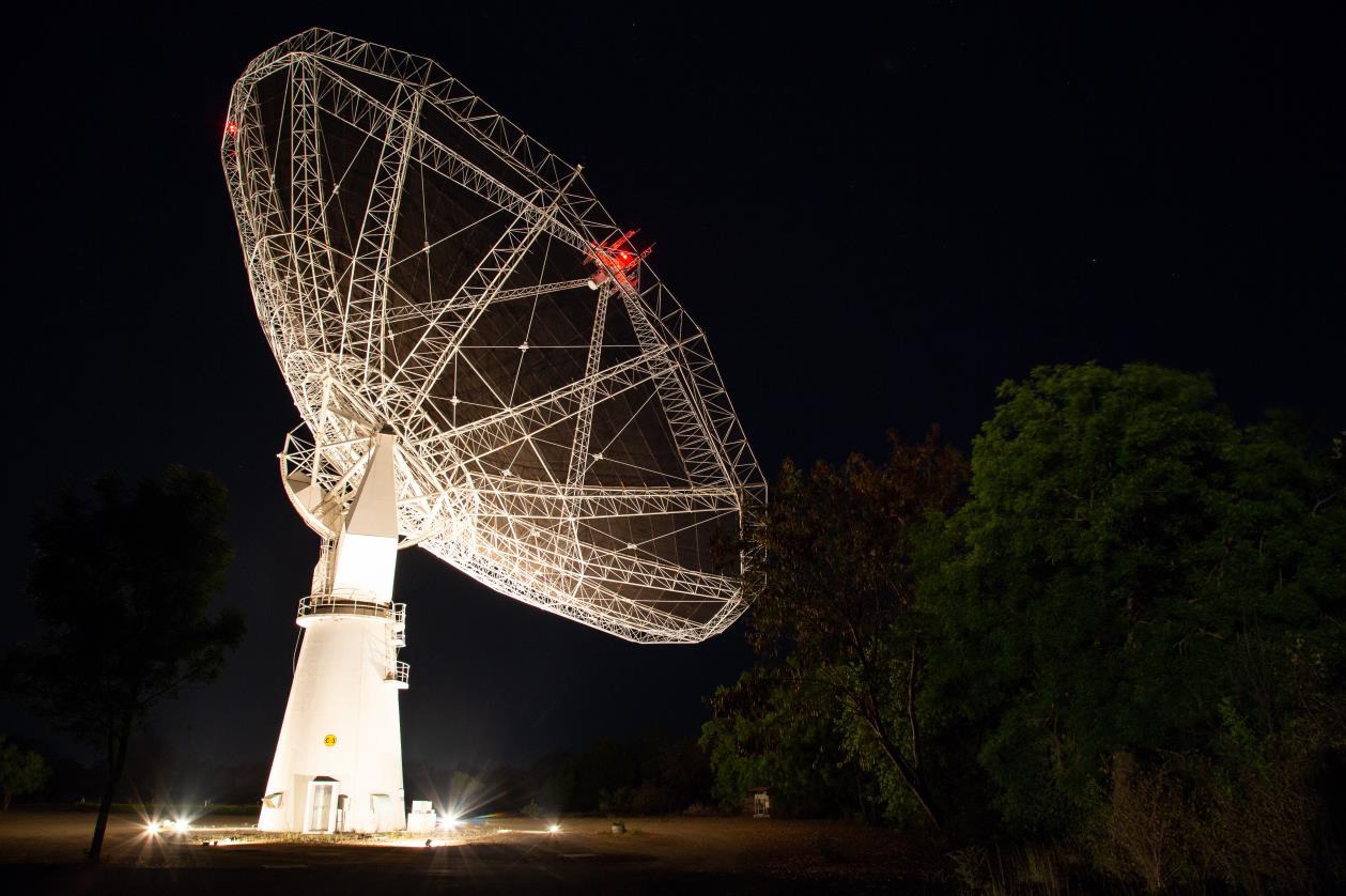 Imagen de la antena del radiotelescopio GMRT. Crédito: Rakesh Rao