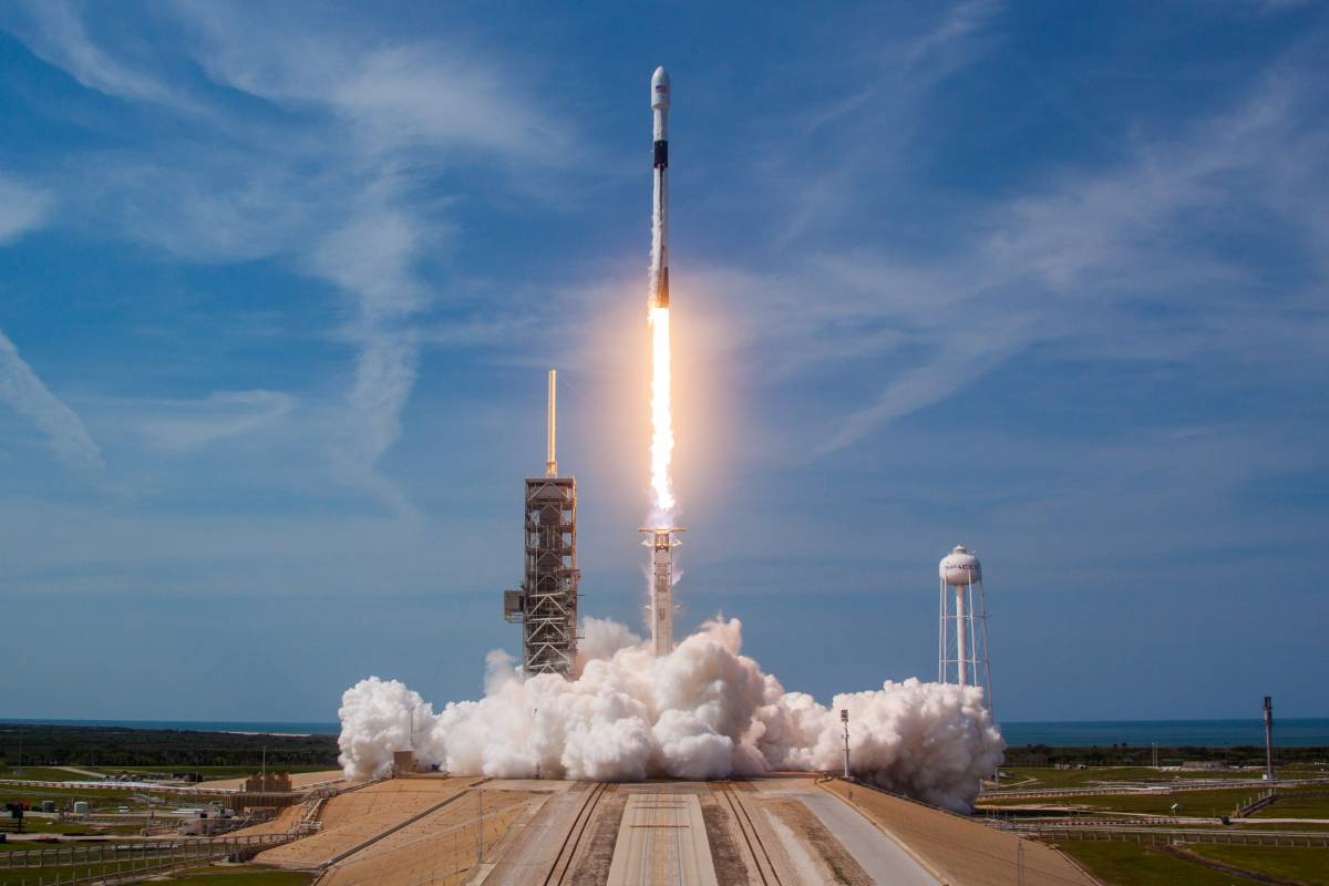 Lanzamiento de un satélite de comunicaciones de Bangladesh en una lanzadera de SpaceX desde el Centro Espacial Kennedy. SPACEX