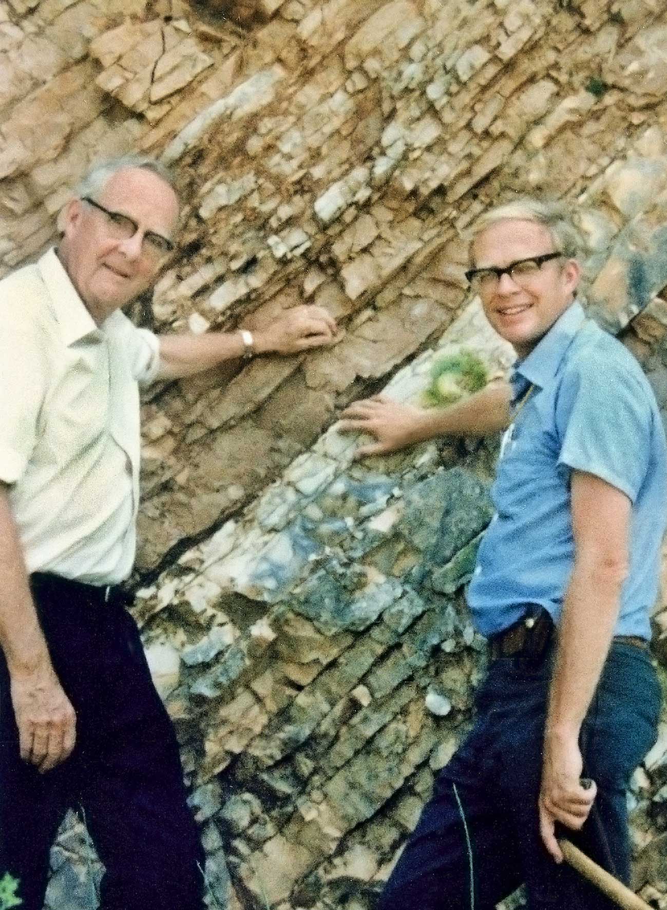 Luis y Walter Álvarez en el límite K/T en Gubbio (italia)