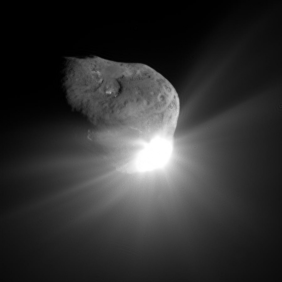 Imagen del cometa Tempel 1 tomada por la nave Deep Impact. La luz que se observa se debe a la colisión, que saturó el detector de la cámara, creando el chapoteo brillante se ve aprecia. Los rayos lineales de luz irradian lejos del lugar del impacto, mientras que la luz del sol reflejada ilumina la mayor parte de la superficie del cometa. La imagen revela las características topográficas, incluyendo aristas, bordes festoneados y, posiblemente, los cráteres de impacto formados hace mucho tiempo. Créditos: NASA / JPL-Caltech / UMD - Principia