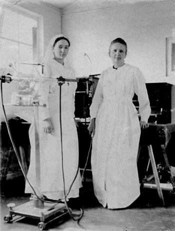 Irene Joliot-Curie con Marie Curie en un hospital de campaña - Principia