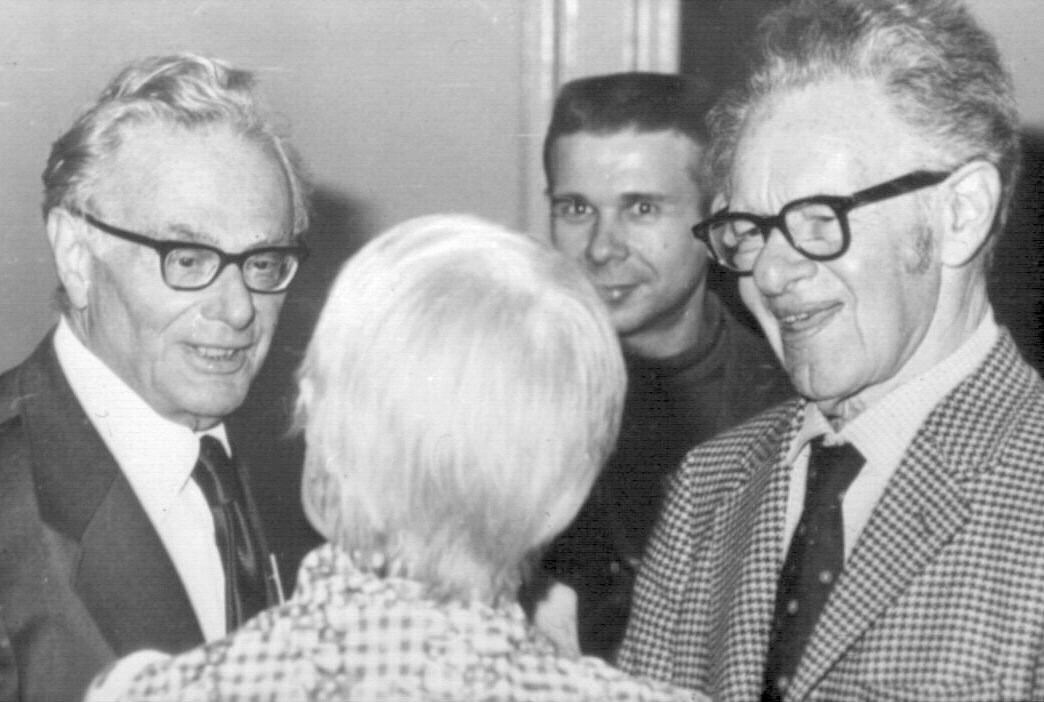Krebs (izquierda) y Lipmann (derecha). En el centro, dando la espalda a la cámara, Freda Hall Lipmann