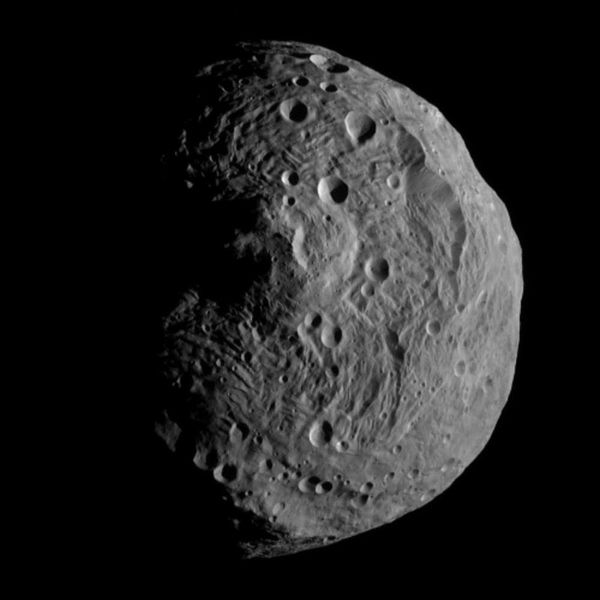 Imagen de Vesta tomada por la sonda Dawn el 17 de julio de 2011 a una distancia de 15.000 Km.