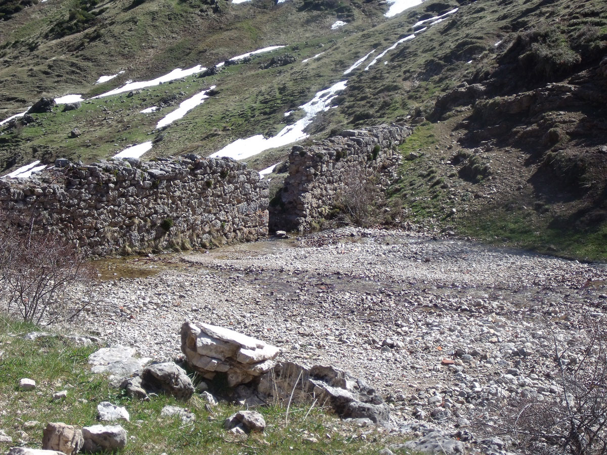 Restos de la presa construida para lavar los minerales. Es el primer indicio de que la mina está cerca.